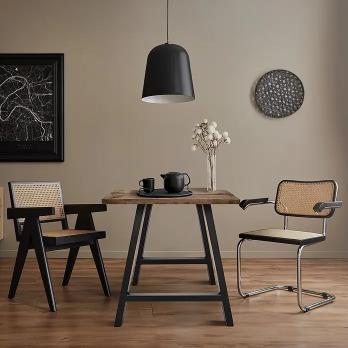ECD Germany Tischgestell 2x Tischbeine A-Design aus pulverbeschichtetem Stahl - Stahl - Esszimmer-Set mit Holztisch, dunklen Metallbeinen und zwei Stühlen mit Wiener Geflecht: ein schwarzer Holzstuhl, einer aus Chrom und Schwarz.