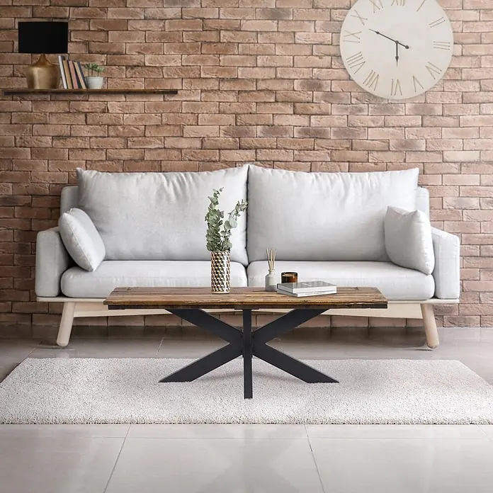 ML-Design Tischgestell Tischgestell Spider Kreuzgestell Schwerlast aus Stahl für DIY - Metall - Ein Holztisch mit schwarzen Metallbeinen vor einem hellgrauen Sofa auf einem weißen Teppich in einem Wohnzimmer.