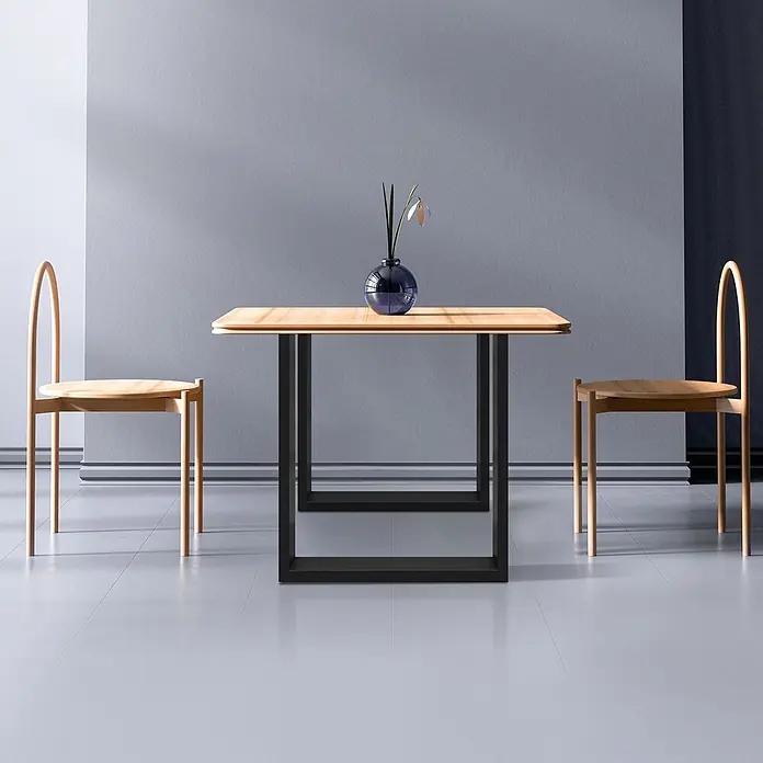 ECD Germany Tischgestell Tischgestell 60x72 cm Schwarz Bankkufen Industriedesign Möbelfüße Metall - Stahl - Ein moderner Esstisch mit heller Holzplatte und schwarzen Beinen, flankiert von zwei minimalistischen hellen Holzstühlen. Eine Vase mit weißer Blume steht auf dem Tisch.
