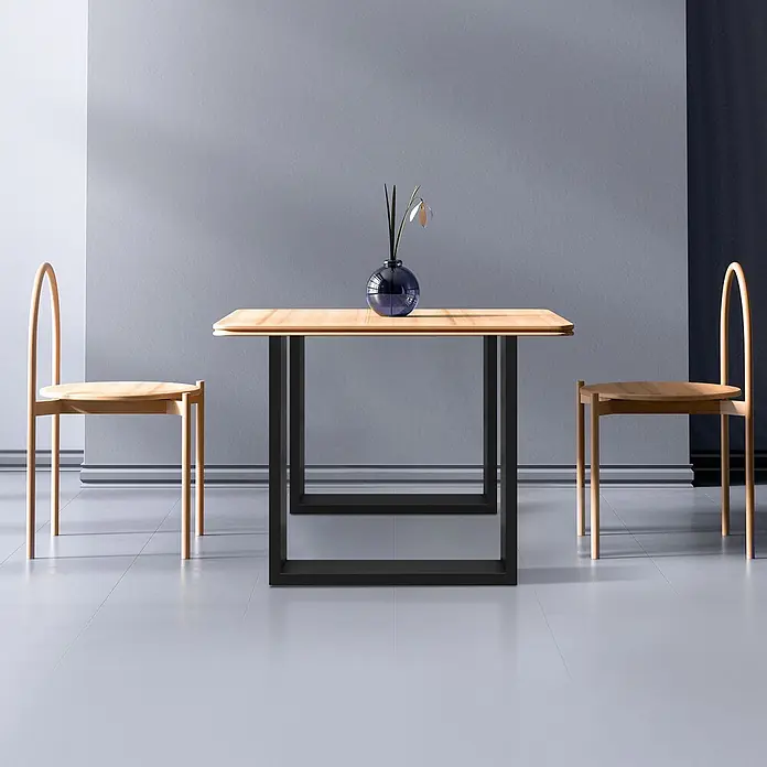 ECD Germany Tischgestell modernes Industriedesign Möbelfüße aus Metall - Stahl - Ein Esstisch aus hellem Holz mit schwarzem Gestell und zwei passenden Stühlen aus hellem Holz in moderner Umgebung, mit Vase und Blume.