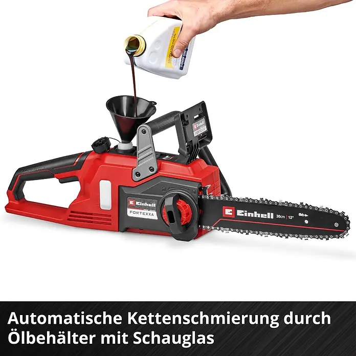 Einhell Power X-Change 18V Akku-Kettensäge FORTEXXA 18/30 - 18 V, Li-Ionen, Ohne Akku, Schwertlänge: 30 cm - Eine rot-schwarze Einhell Kettensäge wird mit Öl befüllt, was ihre automatische Kettenschmierung mit Schauglas verdeutlicht.