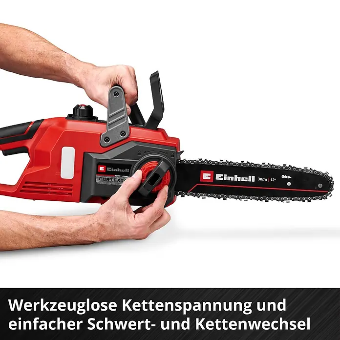 Einhell Power X-Change 18V Akku-Kettensäge FORTEXXA 18/30 - 18 V, Li-Ionen, Ohne Akku, Schwertlänge: 30 cm - Eine Person stellt die werkzeuglose Kettenspannung einer rot-schwarzen Einhell Kettensäge ein.