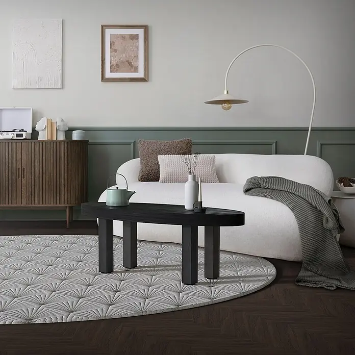 ML-Design Tischgestell 4er Set Tischkufen I-Design Möbelfüße und aus Stahl - L x B x H: 14 x 14 x 42 cm, Traglast: 500 kg, Stahl - Ein modernes Wohnzimmer mit einem weißen geschwungenen Sofa, einem schwarzen ovalen Couchtisch und einem gemusterten runden Teppich.
