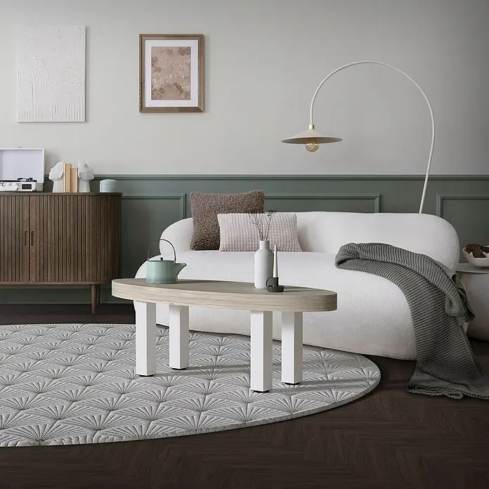 ML-Design Tischgestell 4er Set Bankkufen 42cm Weiß glänzend Möbelbeine - Traglast: 500 kg, Stahl - Ein stilvolles Wohnzimmer mit weißem Sofa, ovalem Holztisch und einem dekorativen gemusterten Teppich.