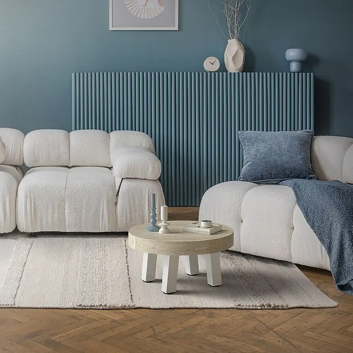 ML-Design Tischgestell Bankkufen I-Design 30cm Weiß glänzend Möbelbeine 96° Neigung - Stahl - Weißes modulares Bouclé-Sofa in einem modernen Wohnzimmer.