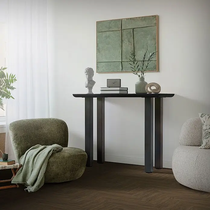 ML-Design Tischgestell 4er Set Bankkufen 90 cm Industrial Möbelbeine für Couchtische Bänke - Stahl - Dunkelbrauner Fischgrät-Bodenbelag in einem stilvollen Wohnzimmer, der eine warme und elegante Grundlage bietet.