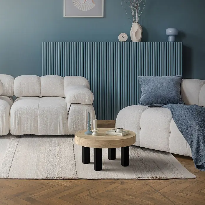 ML-Design Tischgestell 4er Set Bankkufen 30cm Schwarz glänzend Möbelbeine - Stahl - Ein runder Couchtisch aus hellem Holz mit schwarzen Beinen, elegant auf einem hellen Teppich zwischen zwei weißen Sofas im modernen Wohnzimmer.