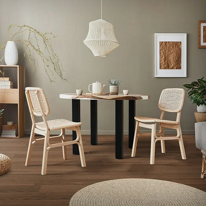 ML-Design Tischgestell 4er Set I-Design 72cm Schwarz glänzend Möbelbeine - Stahl - Ein Essbereich mit einem runden Tisch mit heller Platte und schwarzen Beinen, dazu zwei Stühle aus hellem Holz und Rattan.