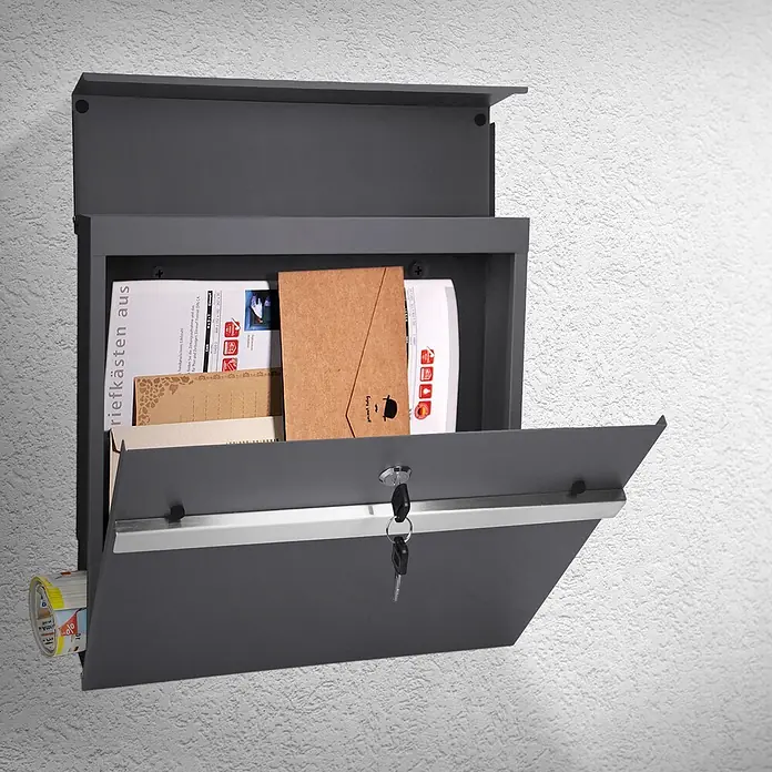 ECD Germany Standbriefkasten Wandbriefkasten Postkasten Design Briefkastenanlage Postbox - L x B x H: 37 x 11 x 36,5 cm, Anthrazit, Stahl, Zeitungsfach - Dunkelgrauer Metallbriefkasten, wandmontiert, mit geöffneter Tür, die Briefe und eine Zeitung im Halter zeigt, ein Schlüssel steckt.
