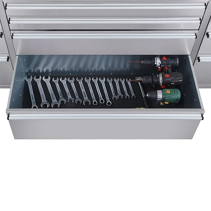 Ondis24 Werkbank Werkstatt 148 - L x B: 140 x 48,5 cm, Arbeitshöhe: 950 mm, Belastbarkeit: 510 kg, Edelstahl - Eine offene Edelstahl-Werkbank-Schublade zeigt ordentlich angeordnete silberne Schraubenschlüssel und drei Akku-Bohrschrauber auf schwarzer Einlage.
