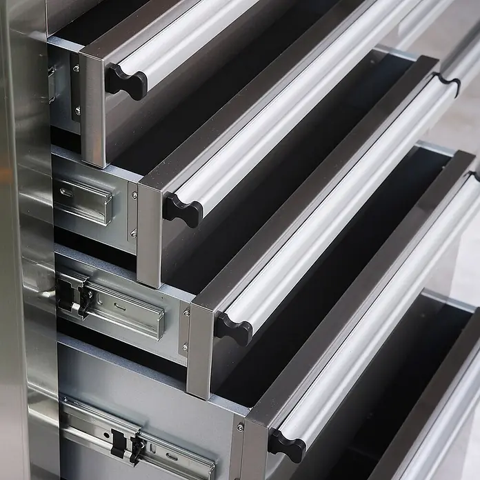 Ondis24 Werkbank Werkstatt 148 - L x B: 140 x 48,5 cm, Arbeitshöhe: 950 mm, Belastbarkeit: 510 kg, Edelstahl - Offene Schubladen aus Edelstahl mit schwarzen Griffen, die Innenfächer und Vollauszüge zeigen.