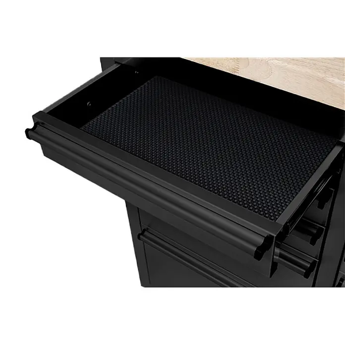 Ondis24 Werkbank Werkstattwagen 148 - L x B: 148 x 48,5 cm, Arbeitshöhe: 950 mm, Belastbarkeit: 510 kg, Schwarz - Teilweise geöffnete schwarze Metallschublade mit schwarzer strukturierter Matte, unter heller Holzplatte.