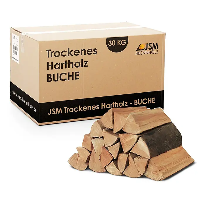 JSM Brennholz Kaminholz - Buche, 25 cm, 30 kg - 30 KG Karton JSM trockenes Buchenhartholz, mit einem Stapel gespaltenen Kaminholzes daneben.