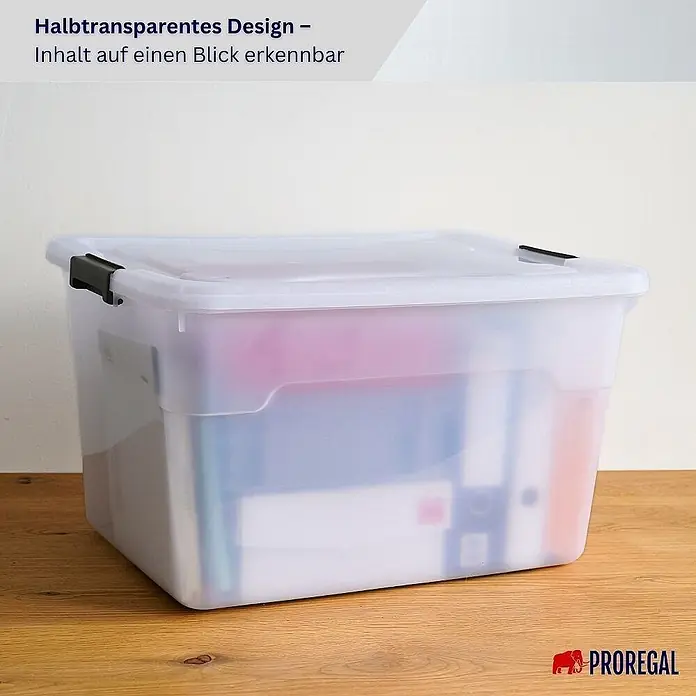 Proregal Aufbewahrungsbox-Set 4er mit Deckel - XXL mit Rollen - L x B x H: 48 x 65 x 38 cm, Kunststoff, Transparent, 4 Stk. - Halbtransparente Aufbewahrungsbox mit Deckel und schwarzen Verschlüssen, gefüllt mit Gegenständen, auf einem Holztisch.