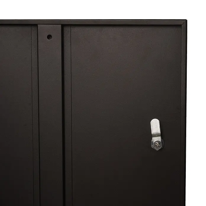 Ondis24 Werkbank Fritz - Arbeitshöhe: 850 mm, Belastbarkeit: 250 kg, Schwarz - Dunkle, matte Metallschranktür mit einem silbernen Riegelschloss und einem kleinen runden Loch.