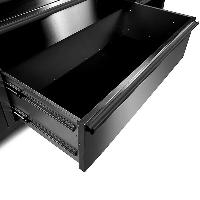 Werkstatt mit Lochwand und Schrank 198 cm schwarz, rollbar -  - Schwarze Metallschublade, teilweise geöffnet, zeigt ihr geräumiges Inneres und stabile Kugelauszüge.