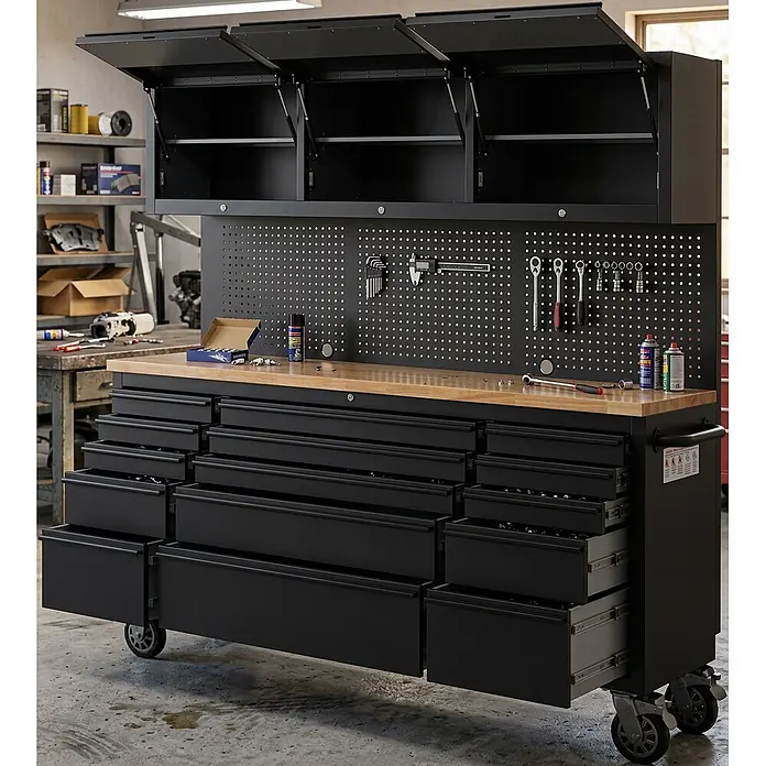 Werkstatt mit Lochwand und Schrank 198 cm schwarz, rollbar -  - Schwarze Werkbank aus Metall mit Holzplatte, mehreren Schubladen, Lochwand und offenen Oberschränken im Werkstattbereich.