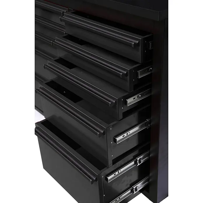 Werkstatt mit Lochwand und Schrank 198 cm schwarz, rollbar -  - Schwarzer Metall-Werkzeugschrank mit mehreren teilweise geöffneten Schubladen, die Stauraum und Gleitschienen zeigen.