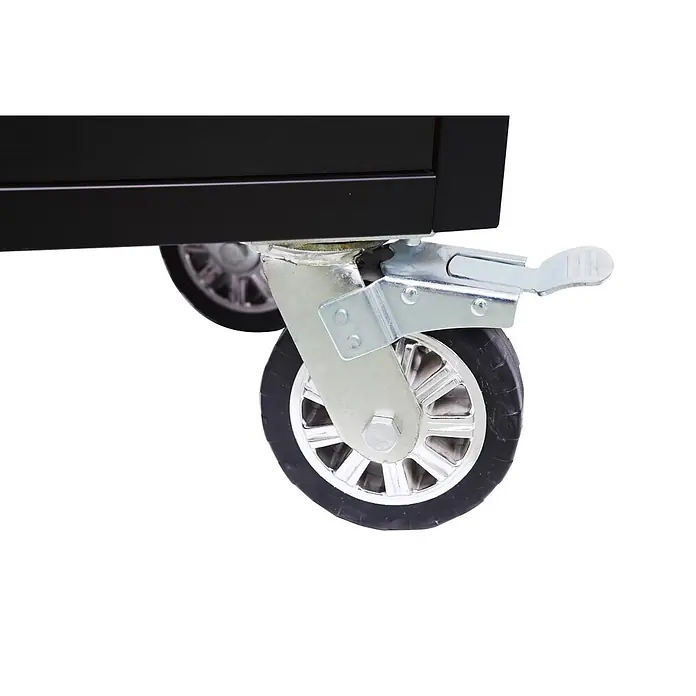Werkstatt mit Lochwand und Schrank 198 cm schwarz, rollbar -  - Schwarzes Gummi-Lenkrad mit silbernem Metallgehäuse und Feststellbremse an schwarzem Möbelunterteil.