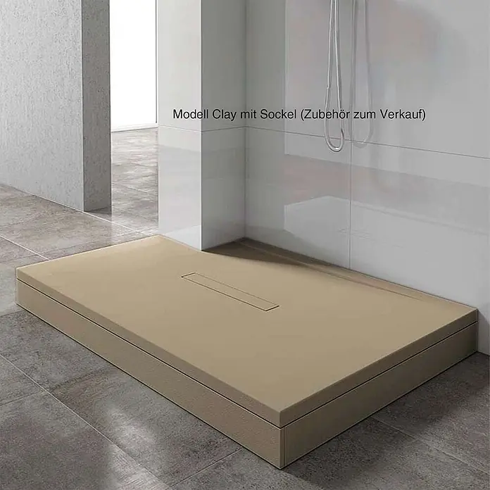 Poalgi Duschwanne Clay - L x B: 120 x 70 cm, Verbundwerkstoff, Beige - Beigefarbene Duschwanne mit linearem Abfluss, auf einem Sockel in einer modernen Dusche.
