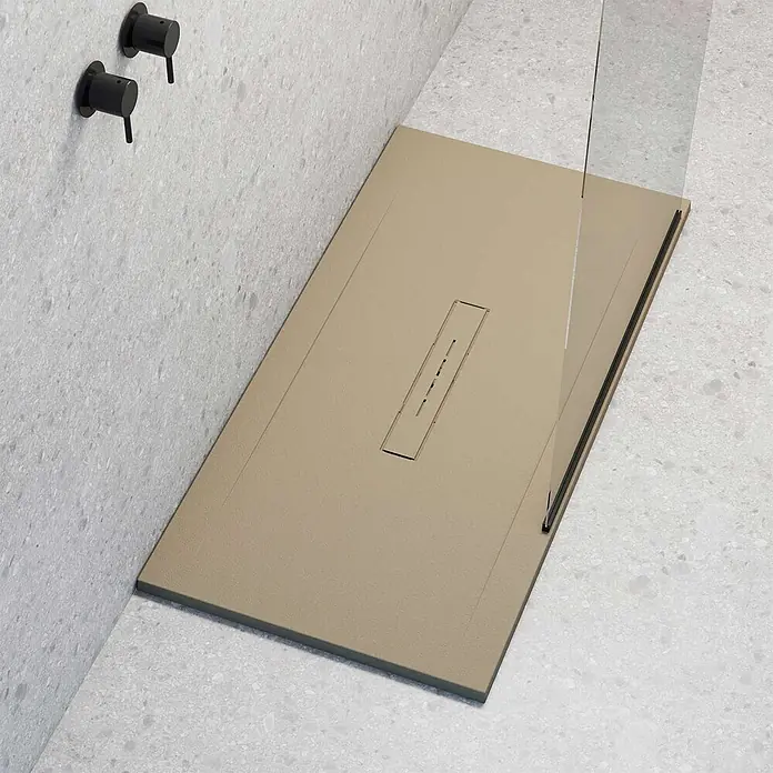 Poalgi Duschwanne Clay - L x B: 120 x 70 cm, Verbundwerkstoff, Beige - Beige Duschwanne mit linearem Ablauf in einer modernen Duschumgebung mit Glaswand und schwarzen Armaturen.