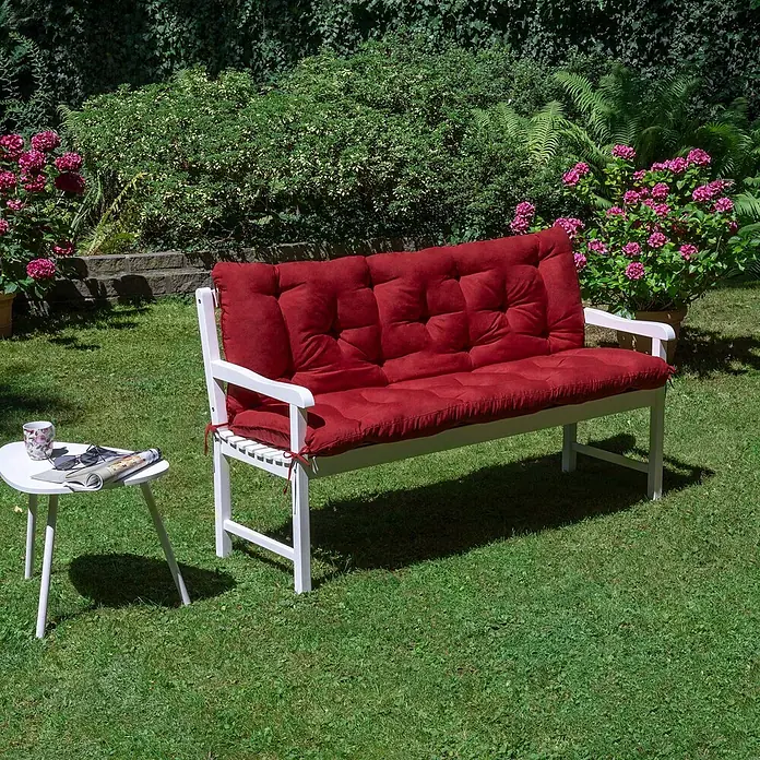 Beautissu Bankauflage Flair BR - Gartenbank, 1 Stk., L x B x H: 100 x 50 x 10 cm, Polyester, Rot - Weiße Gartenbank mit roten Kissen, auf grünem Rasen in einem sonnigen Garten.