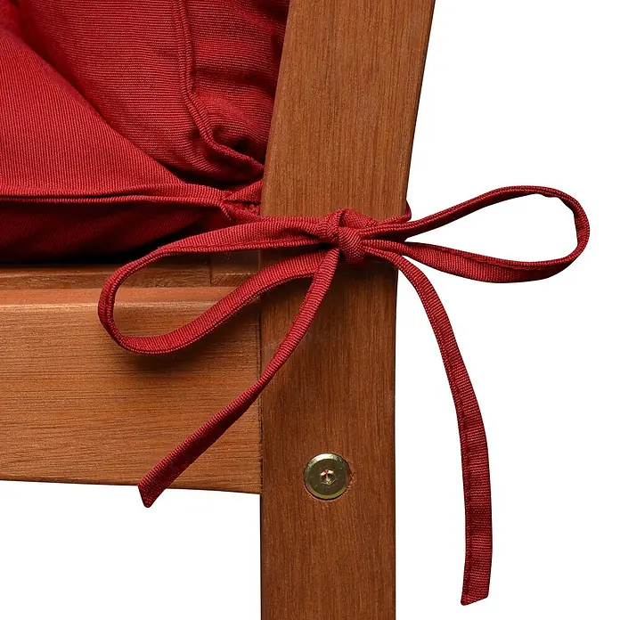 Beautissu Bankauflage Flair BR - Gartenbank, 1 Stk., L x B x H: 100 x 50 x 10 cm, Polyester, Rot - Roter Stoffkissenbinder an einem Holzstuhlrahmen verknotet, mit einem Teil des roten Kissens sichtbar.
