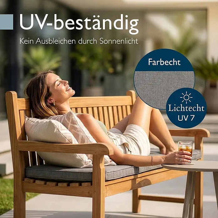 Beautissu Bankauflage Calme BK - Bankauflage, 1 Stk., L x B x H: 110 x 50 x 5 cm, Polypropylen, Hellgrau - Frau entspannt auf Teakholz-Gartenbank mit grauen Kissen, UV-beständig und farbecht.