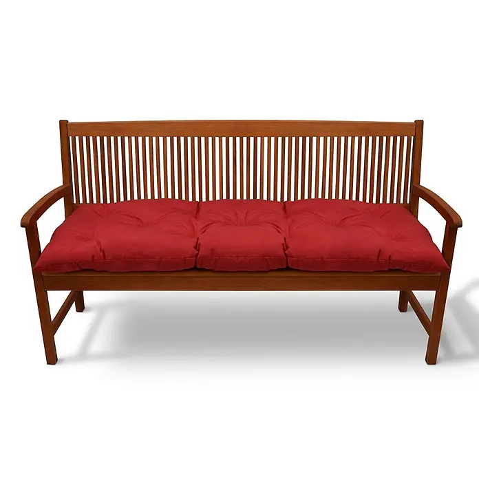 Beautissu Bankauflage Flair BK - Gartenbank, 1 Stk., L x B x H: 100 x 50 x 10 cm, Polyester, Rot - Braune Holz-Gartenbank mit Lamellenrückenlehne und Armlehnen, ausgestattet mit drei leuchtend roten Sitzkissen.