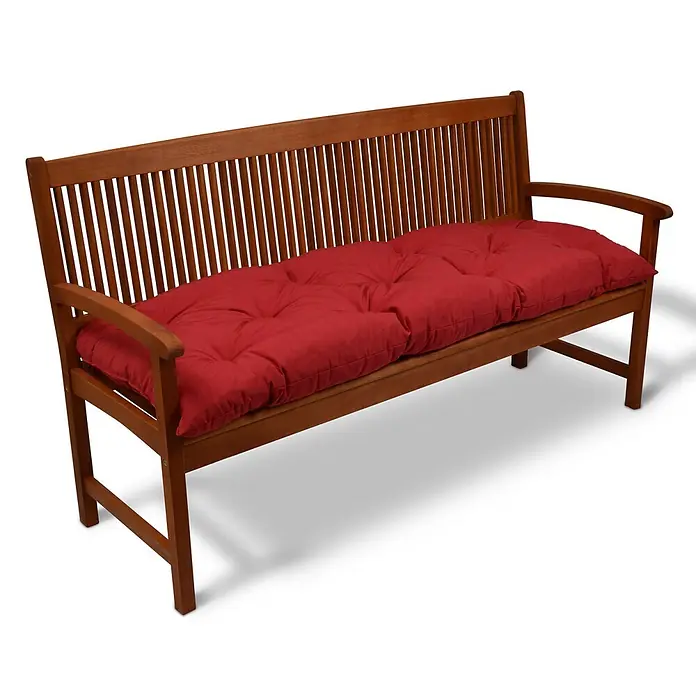 Beautissu Bankauflage Flair BK - Gartenbank, 1 Stk., L x B x H: 100 x 50 x 10 cm, Polyester, Rot - Eine braune Holzgartenbank mit einem langen, getufteten roten Stoffkissen auf der Sitzfläche.
