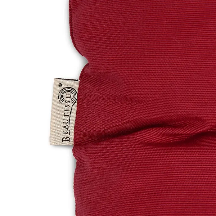 Beautissu Bankauflage Flair BK - Gartenbank, 1 Stk., L x B x H: 100 x 50 x 10 cm, Polyester, Rot - Nahaufnahme eines texturierten roten Stoffartikels, möglicherweise eines Kissens, mit einem weißen 'BEAUTISSU'-Markenetikett.