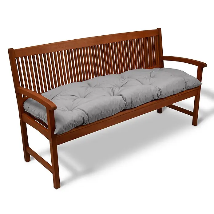 Beautissu Bankauflage Flair BK - Gartenbank, 1 Stk., L x B x H: 180 x 50 x 10 cm, Polyester, Hellgrau - Braune Holz-Gartenbank mit einem bequemen hellgrauen Polsterkissen.