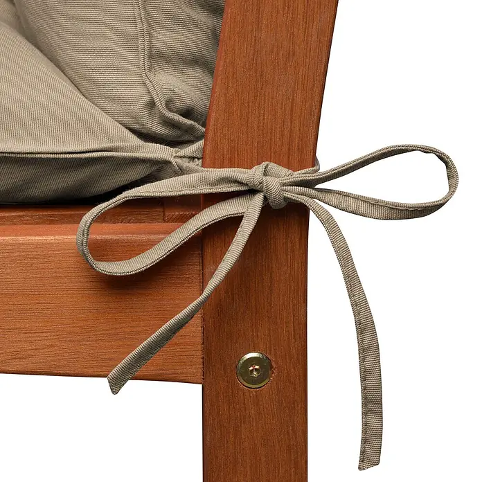 Beautissu Bankauflage Flair BR - Gartenbank, 1 Stk., L x B x H: 150 x 50 x 10 cm, Polyester, Natur - Beiges Kissen mit Stoffband an rötlich-braunem Holzstuhlrahmen befestigt.