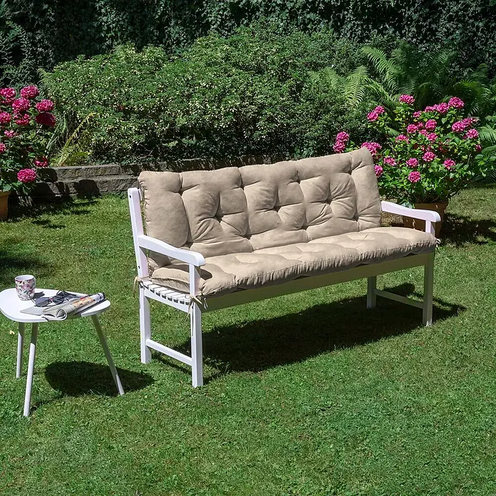 Beautissu Bankauflage Flair BR - Gartenbank, 1 Stk., L x B x H: 150 x 50 x 10 cm, Polyester, Natur - Weiße Gartenbank mit weichen beigen Polstern, einladend platziert zur Entspannung im Freien.