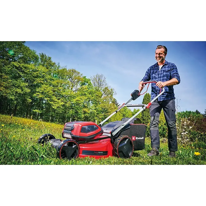 Einhell Professional PXC 18V Akku-Rasenmäher GP-CM 36/52 S Li BL - 36 V, 4 Akkus, 5,2 Ah, Schnittbreite: 52 cm - Ein Mann bedient einen rot-schwarzen Einhell Rasenmäher. Er hat große Räder und einen Grasfangkorb.