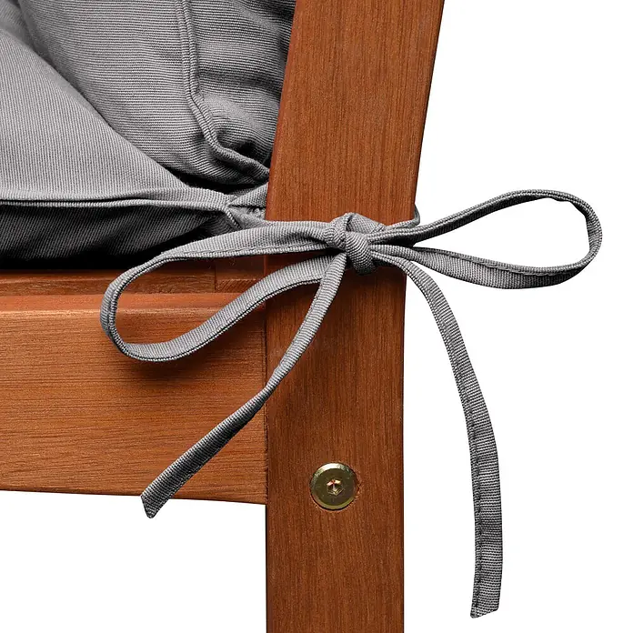 Beautissu Bankauflage Flair BR - Gartenbank, 1 Stk., L x B x H: 150 x 50 x 10 cm, Polyester, Hellgrau - Graues Kissen mit Stoffbändern sicher an einem Holzstuhl befestigt.