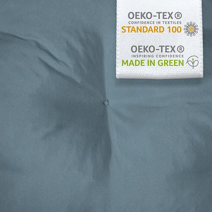 Beautissu Liegenauflage Flair RL - Rollliege, 2 Stk., L x B x H: 190 x 60 x 16 cm, Polyester, Taubenblau - Nahaufnahme von blaugrauem Textil mit OEKO-TEX® STANDARD 100 und MADE IN GREEN Gütesiegeln.