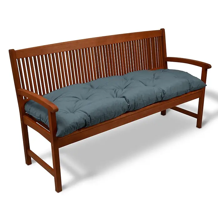 Beautissu Bankauflage Flair BK - Gartenbank, 1 Stk., Polyester, Taubenblau - Braune Holzbank mit Lattenrückenlehne und einer getufteten blaugrauen Sitzauflage.