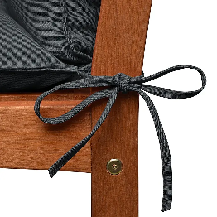 Beautissu Bankauflage Flair BR - Gartenbank, 1 Stk., L x B x H: 180 x 50 x 10 cm, Polyester, Graphitgrau - Nahaufnahme eines dunkelgrauen Kissens, das mit passenden Stoffbändern an einem braunen Holzstuhl befestigt ist.
