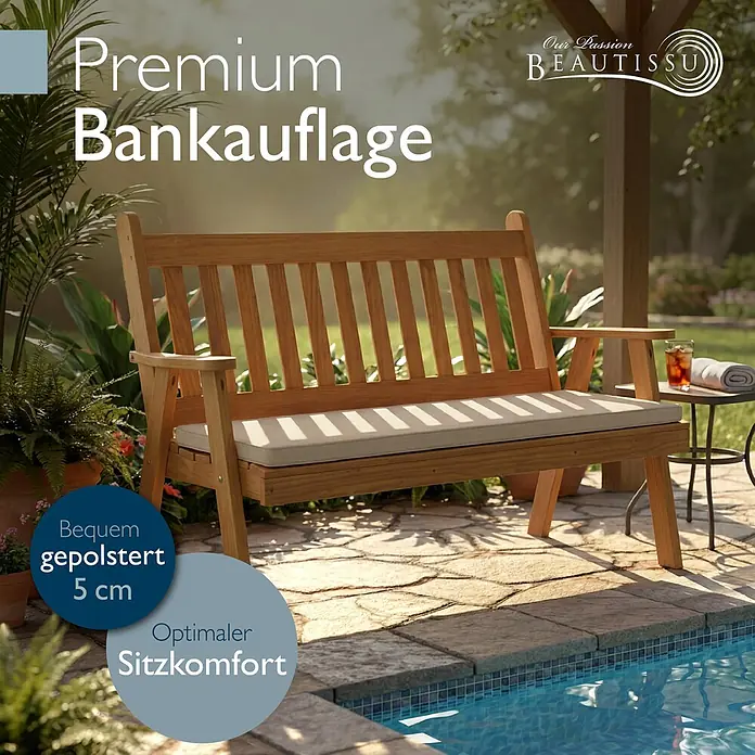 Beautissu Bankauflage QD-BK - Gartenbank, 1 Stk., L x B x H: 150 x 48 x 5 cm, Polyester, Beige - Eine Holzgartenbank mit beigem, 5 cm dickem Polster, am Pool auf einer sonnigen Terrasse.