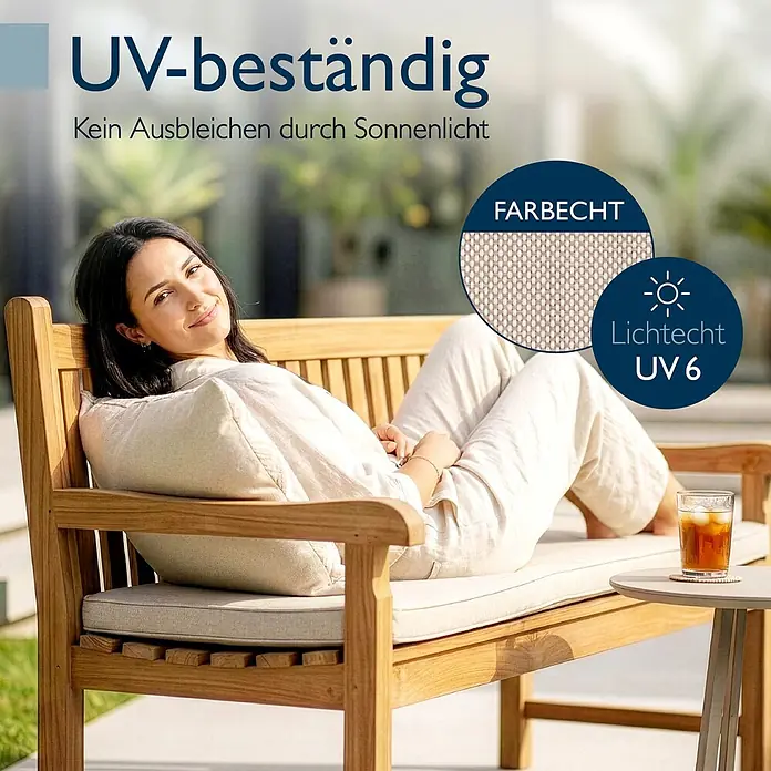 Beautissu Bankauflage QD-BK - Gartenbank, 1 Stk., L x B x H: 150 x 48 x 5 cm, Polyester, Beige - Eine Frau entspannt auf einer Holz-Gartenbank mit beigen Polstern, die UV-Beständigkeit und Farbechtheit für den Außenbereich zeigt.