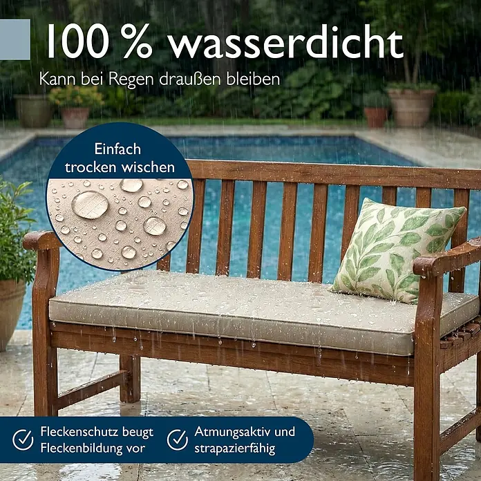 Beautissu Bankauflage QD-BK - Gartenbank, 1 Stk., L x B x H: 150 x 48 x 5 cm, Polyester, Beige - Beige wasserdichte Outdoor-Bankauflagen und ein grün gemustertes Kissen auf einer Holzbank, mit Regentropfen auf der Oberfläche.