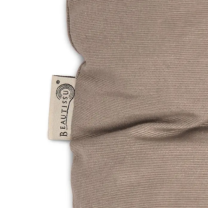 Beautissu Bankauflage Flair BR - Gartenbank, 1 Stk., L x B x H: 100 x 50 x 10 cm, Polyester, Taupe - Helles braunes Stoffprodukt mit sichtbarer Textur und einem cremefarbenen Etikett mit der Aufschrift „BEAUTISSU“.