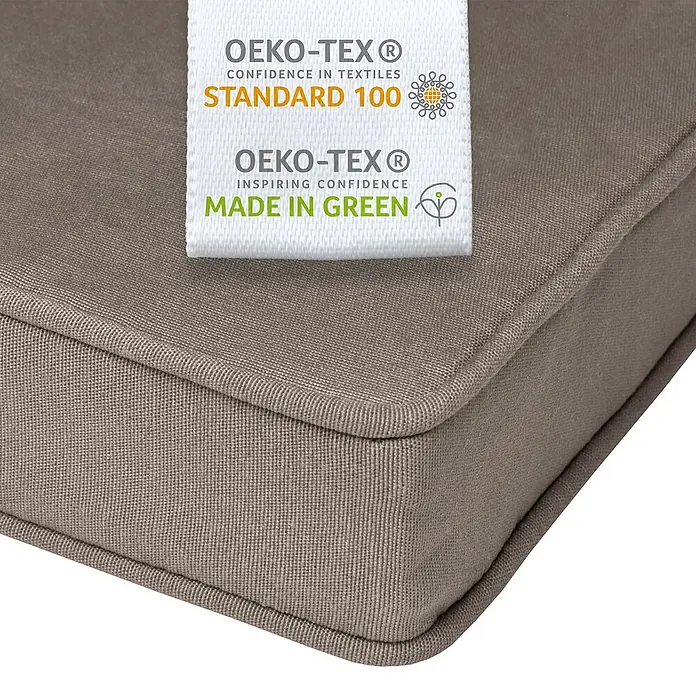 Beautissu Bankauflage Loft BK - Gartenbank, 1 Stk., Polyester, Taupe - Detail eines braunen Textilkissens mit OEKO-TEX Etiketten auf strukturiertem Stoff.