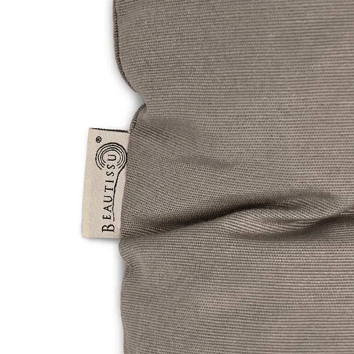 Beautissu Bankauflage Flair BK - Gartenbank, 1 Stk., Polyester, Taupe - Nahaufnahme eines grauen Webstoffs mit aufgenähtem weißem 'BEAUTISSU'-Markenetikett.