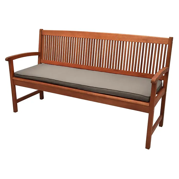 Beautissu Bankauflage Loft BK - Gartenbank, 1 Stk., Polyester, Taupe - Eine Gartenbank aus Holz mit Lamellenrücken und Armlehnen, ausgestattet mit einem grauen Sitzkissen.
