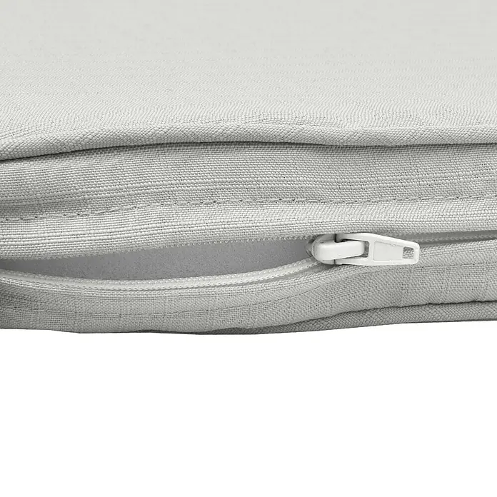 Beautissu Bankauflage Base BK - Gartenbank, 1 Stk., L x B x H: 180 x 48 x 5 cm, Polyester, Hellgrau - Nahaufnahme eines hellgrauen Stoffkissens mit teilweise geöffnetem weißem Reißverschluss, der die Innenfüllung zeigt.
