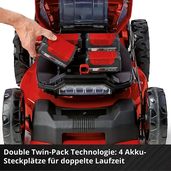 Einhell Professional PXC 18V Akku-Rasenmäher GP-CM 36/47 S HW Li - 36 V, 4 Akkus, 4 Ah, Schnittbreite: 47 cm - Person steckt roten Einhell Akku in roten Rasenmäher mit vier Akkusteckplätzen für längere Laufzeit.