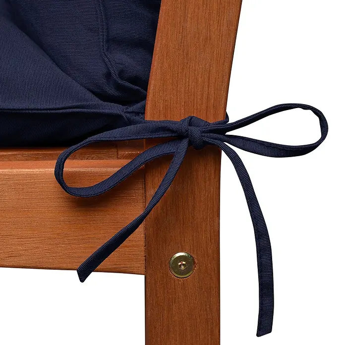 Beautissu Bankauflage Flair BR - Gartenbank, 1 Stk., L x B x H: 100 x 50 x 10 cm, Polyester, Dunkelblau - Dunkelblaues Kissen mit passender blauer Schleife an Holzstuhl gebunden.