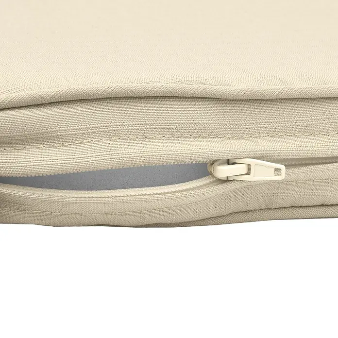Beautissu Bankauflage Base BK - Gartenbank, 1 Stk., L x B x H: 180 x 48 x 5 cm, Polyester, Natur - Nahaufnahme eines hellbeigen Stoffkissens mit teilweise geöffnetem Reißverschluss, der die weiße Füllung zeigt.